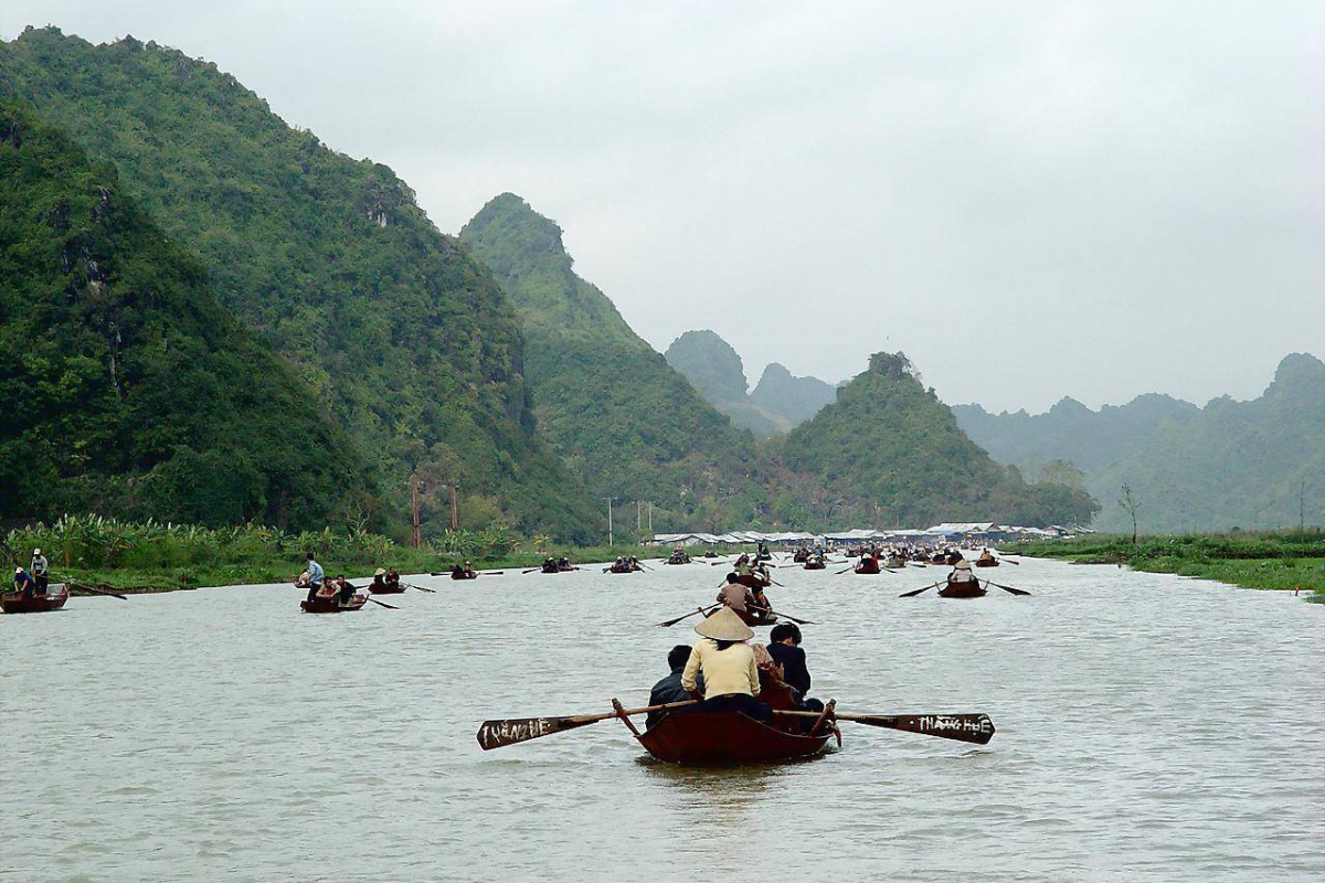 boat trip in Perfume Pagoda